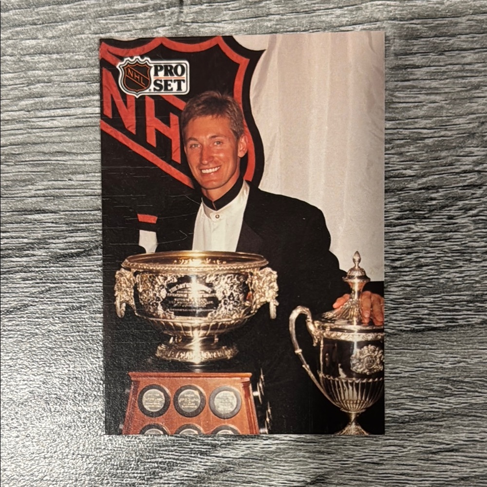 NHL | Pro Set #324: Wayne Gretzky (French) - Vintage Collectible Hockey Card